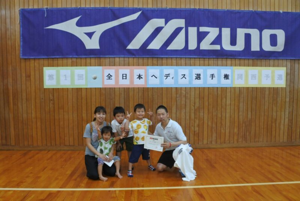 全国大会出場を決めた原 聖司さんとそのご家族の写真
