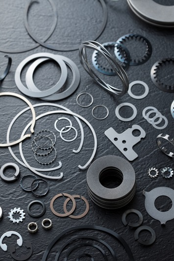大小様々な形をした円板状の物や内側や外側がギザギザに加工されているばねの製品の写真