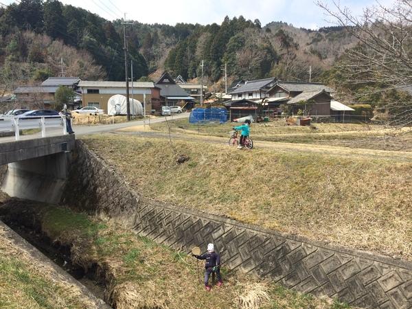 自転車に乗るかかしや、川で、手に道具も持って立っているかかしの写真