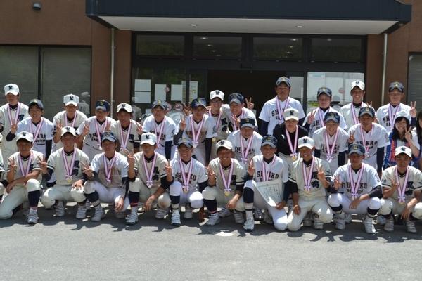 篠山鳳鳴と神港学園がお互いの健闘を称えあって笑顔で記念撮影写真