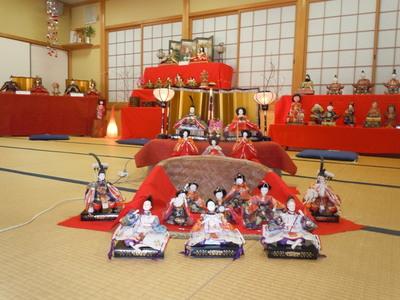 畳の上に置かれた、ひな人形の写真