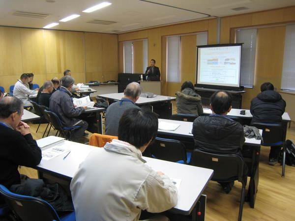 農業を始めたいという人が熱心に説明をスクリーンで受けている写真