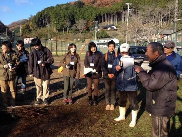 東木之部集落の現地にて拡声器を使って参加者に説明をしている様子の写真