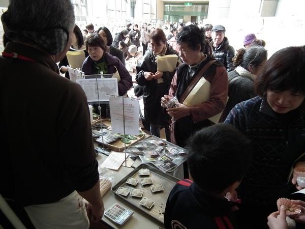 篠山市食育推進大会の会場で賑わっている人々の写真