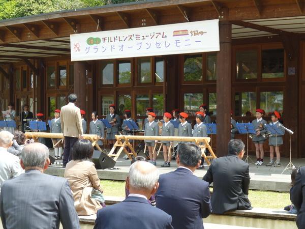 村雲小学校の生徒が竹太鼓の前に立ちみんなでスタンバイしている写真