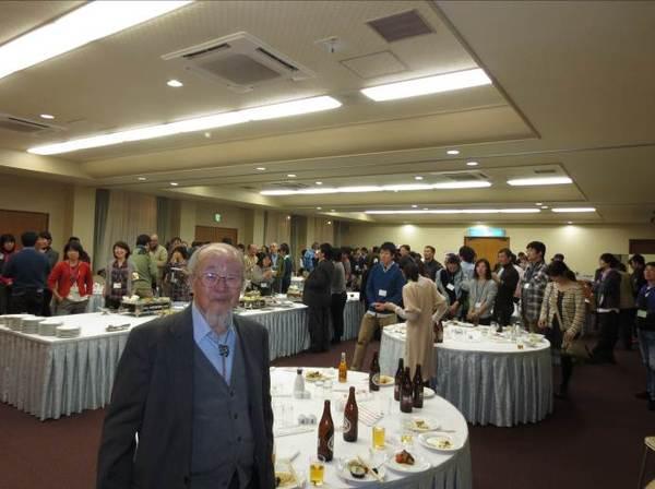 駆けつけていただいた河合雅雄先生が中央に映り立食での懇親会の様子