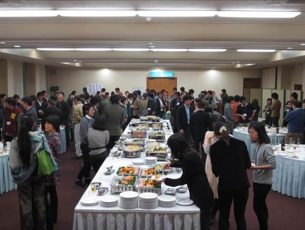 懇親会で多くの若い人が参加している様子の写真