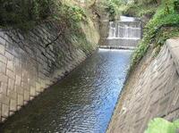 3面張りにコンクリートでつくられている河川の様子の写真