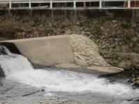 河川の上流と下線の川の流れを保つためにスロープが設置されている様子の写真