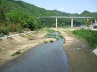 コンクリートを用いずに下線の改修工事を行った様子の写真