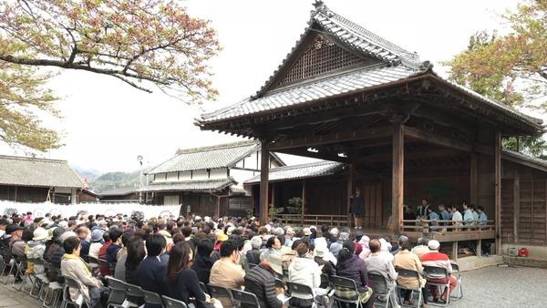 春日神社の能舞台で「篠山春日能」が行われている様子と観覧者全体の様子