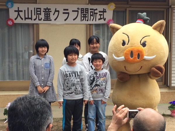 イメージキャラクターと児童5人で記念写真