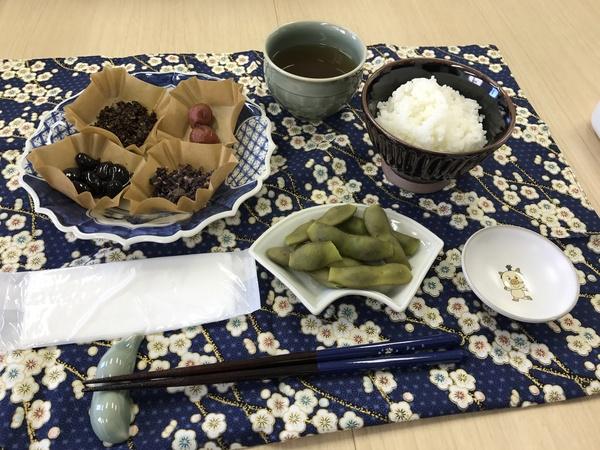 篠山市のお米と黒枝豆、梅干しなどを食器に盛り、テーブルナプキンの上に並べた写真