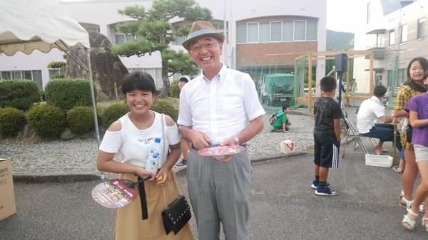 特別賞の丸山さんと市長がうちわを持って記念写真