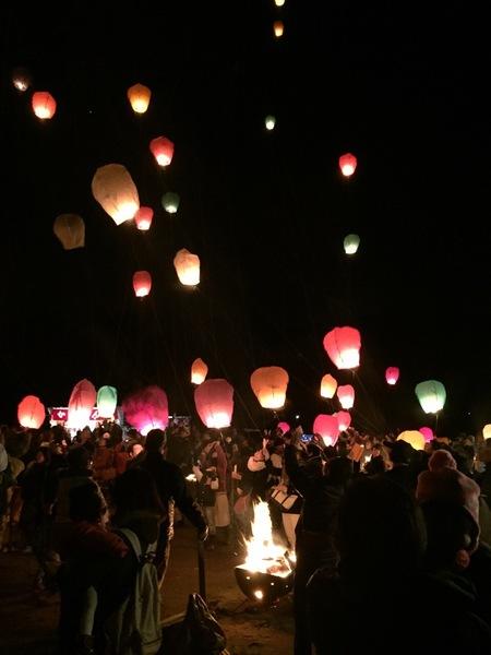 夜空にフライングキャンドルが色鮮やかに飛んでいる写真
