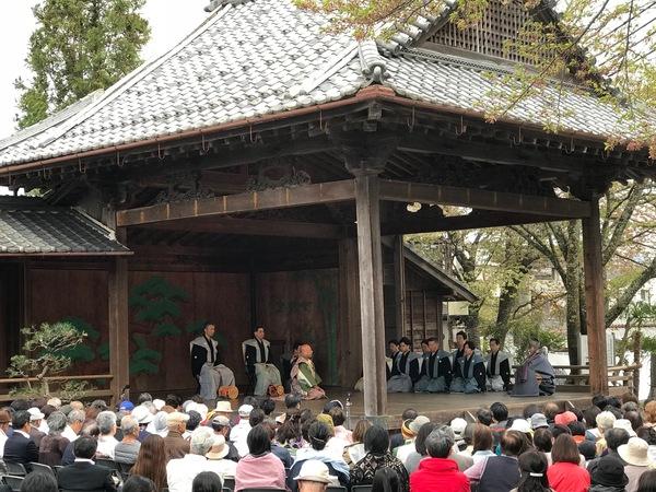 春日神社の能舞台で「篠山春日能」が行われている様子と観覧者一部の様子