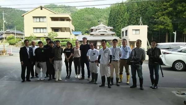 見学後に、スタッフの方たちと記念撮影