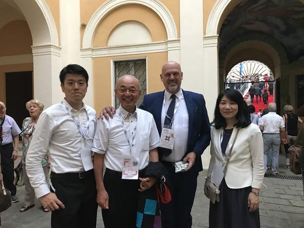 アンギャンレバン市副市長が市長の右肩に手をのせ、小山さん、小林秘書の4人で一緒に記念撮影している写真