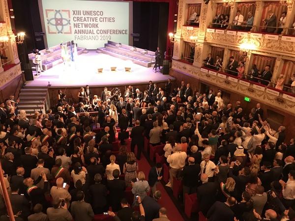 舞台の下で演奏が行われている様子を見ている人々を上から写した写真