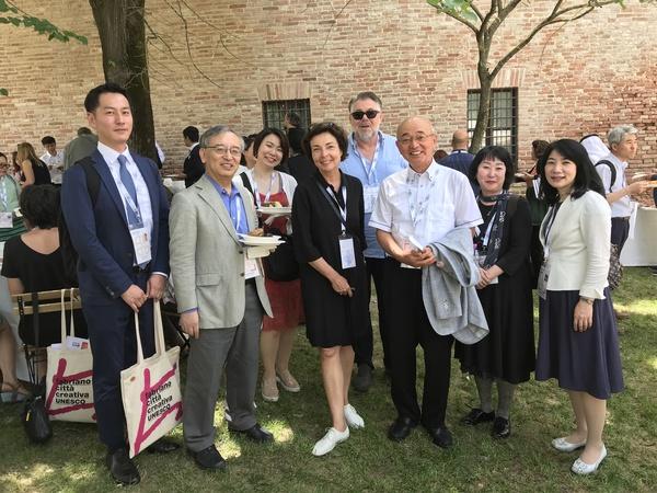 市長と小林秘書らが他の国の方と庭園で一緒に記念撮影している写真