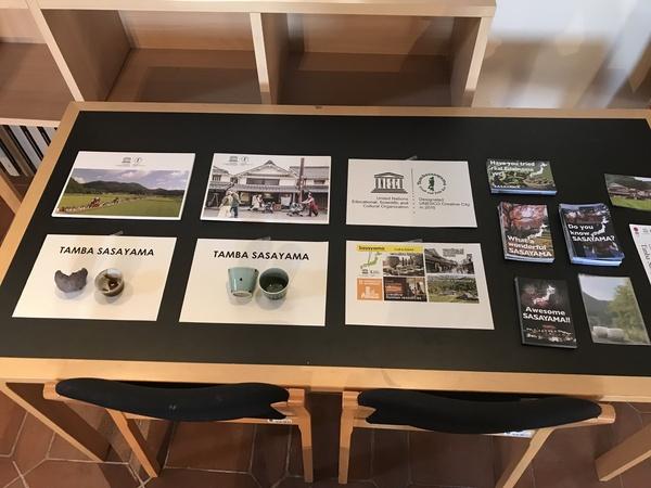 丹波篠山のパンフレットがテーブルに並べられている写真