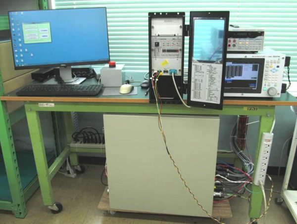 パソコンやたくさんの検査装置の写真