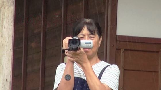 ビデオカメラを持っている女性の写真
