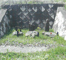渡瀬橋河原に祀られている処刑された人々を弔う供養塔や地蔵尊の写真