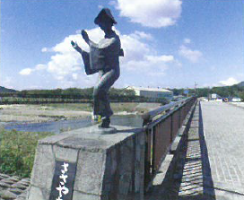 江戸期最大規模の一揆となった集結場所「監物橋河原」の上に架かった、よさこい踊りの銅像が立っている橋のたもとの写真