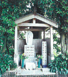 はりつけの刑に処せられた重兵衛の供養仏として柿の木地蔵が祭られている小さな祠の写真