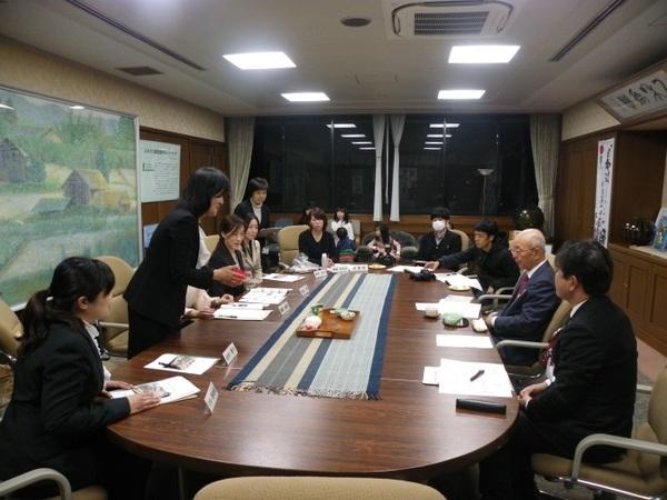市長が篠山市女性委員会の方から説明を受けてる写真