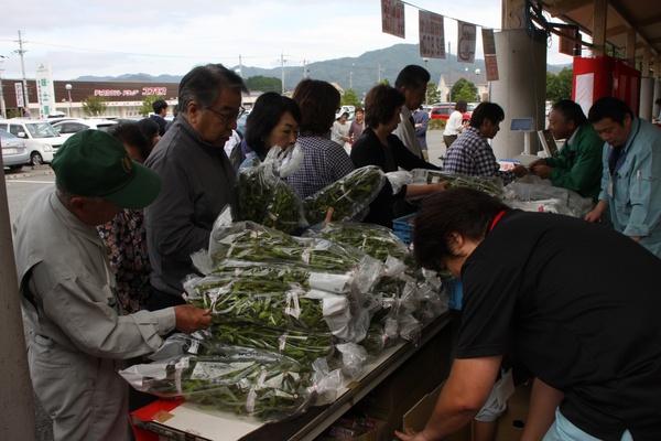 袋に入った枝豆を購入する沢山の人たちの写真