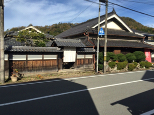 道路から見える、古風な中西家住宅の写真