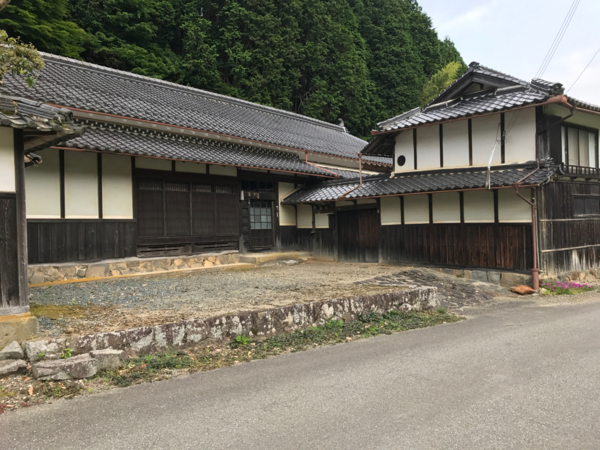 古風な建物の旧西垣家住宅の外観写真