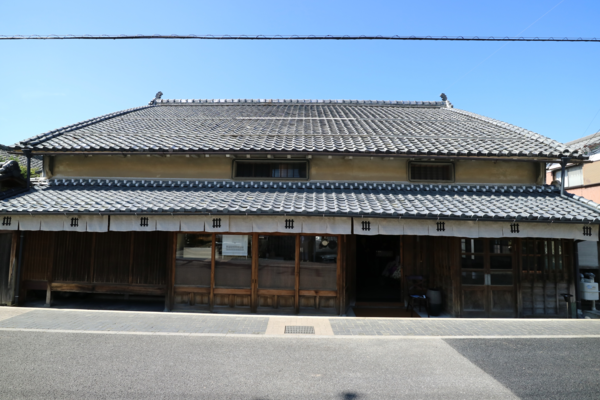 屋根の下一面のれんがある、旧樋口家住宅の外観写真