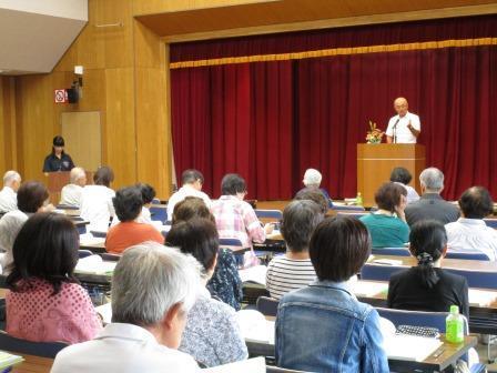 市長が壇上で参加された市民の方にお話ししている写真