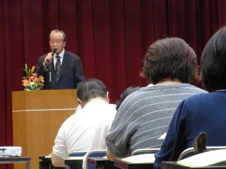 壇上で男性の方がお話している写真