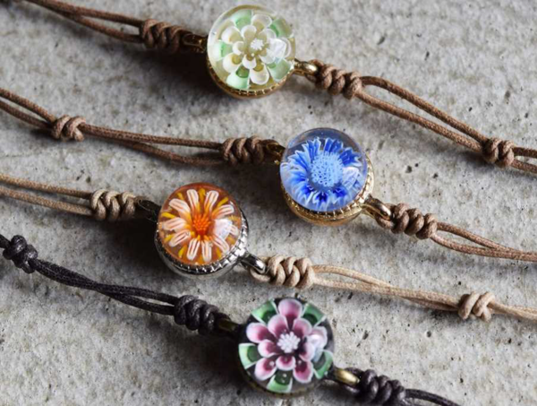 色鮮やかなガラスの花の装飾品の写真