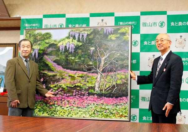 篠山市出身の画家・火置 弘さんと市長で、洋画「夢幻（むげん）」と記念写真