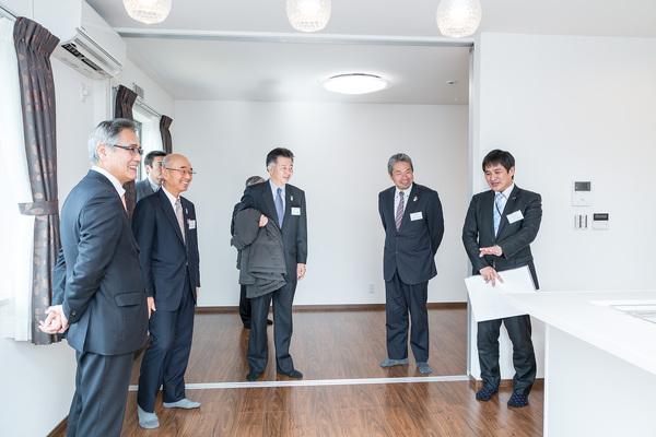 新しく建て替えられた神戸新聞篠山支局の室内に市長、高士社長、関係者が部屋の中を見学している写真