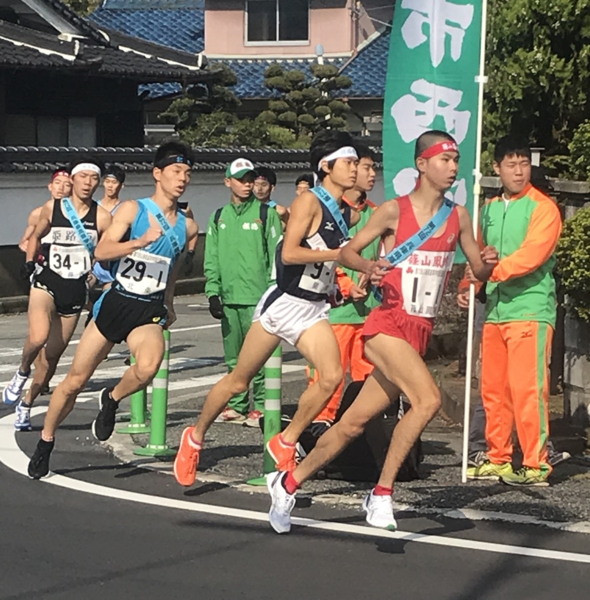 長尾 健斗選手が先頭で走っている様子の写真