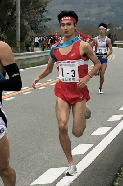 軽快に走っている藤原 樹選手の写真