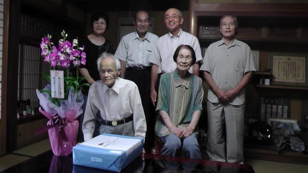 小山 浦二郎さんとご家族、市長と一緒に記念撮影の写真
