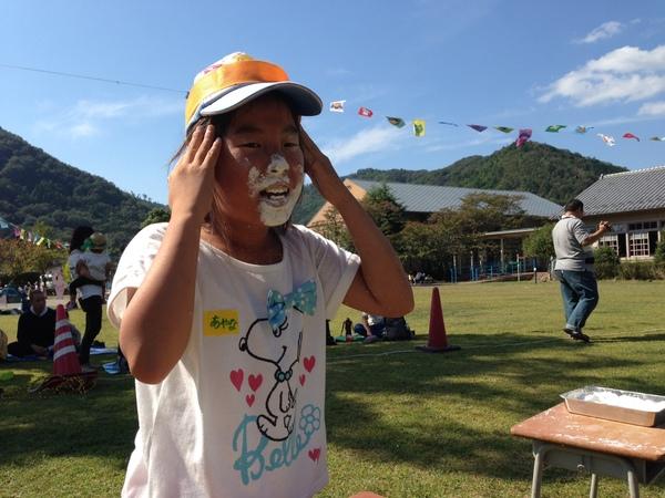 女の子の口の周りと鼻に白い粉がついている写真