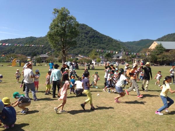 子供と大人が玉入れを楽しんでいる写真