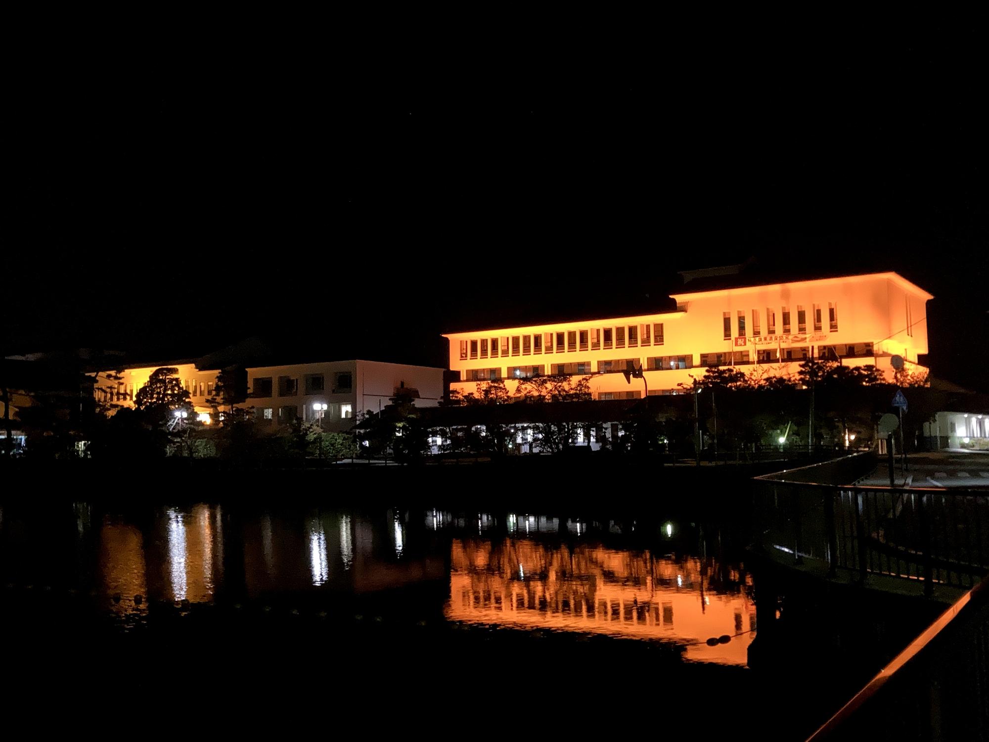 オレンジ色にライトアップされた市役所庁舎