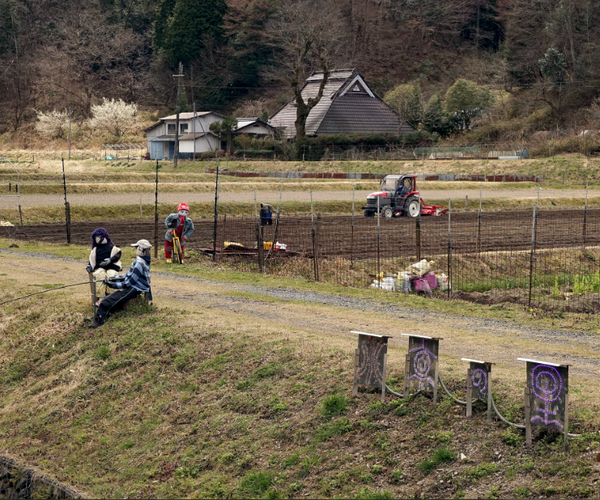 釣りをしたり、農作業をしているかかしが畑に置いてある写真