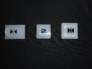 エレベーターの閉まるボタンと数字の2のボタンが並んでいる写真