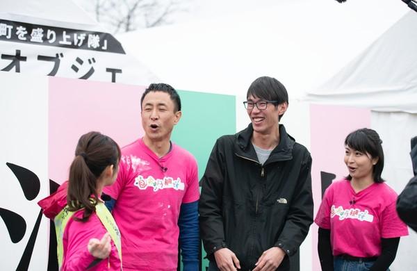 アナウンサー2人と依頼者が笑顔で会話している写真