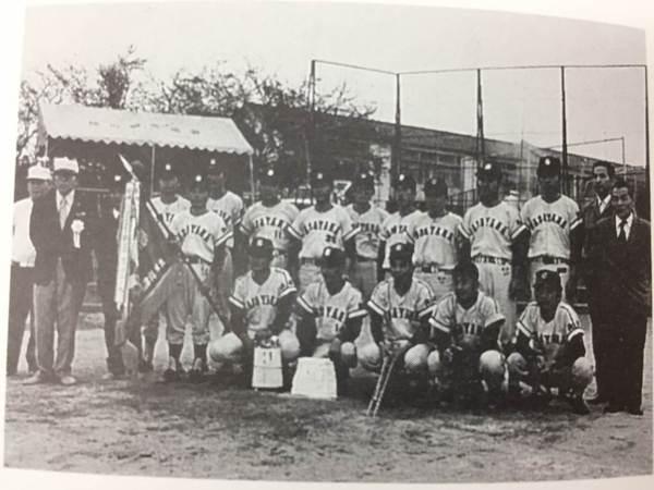 篠山町役場チームが兵庫県1、2部選手権大会、優勝時のメンバーと関係者の集合白黒写真